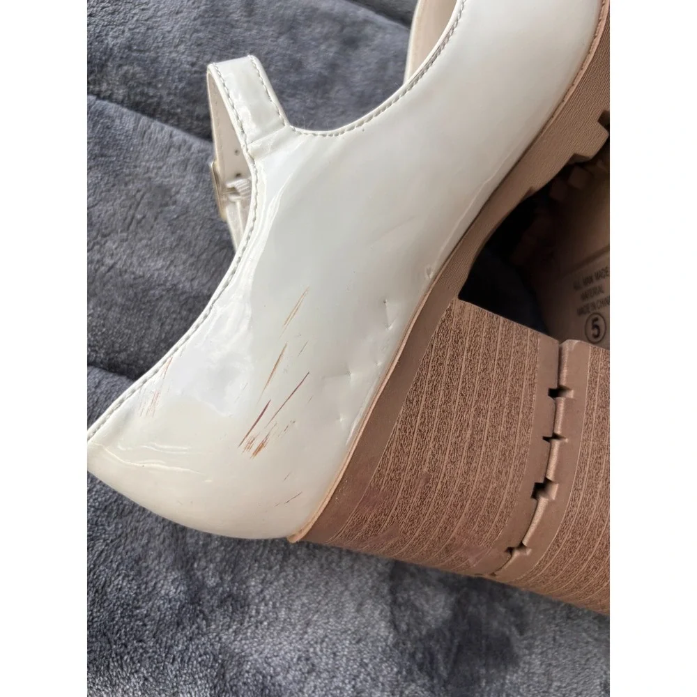 Soda Boxer-2 Girls Fashion Shoes Sz 5 Ivory Leather Adjustable Strap Block Heel